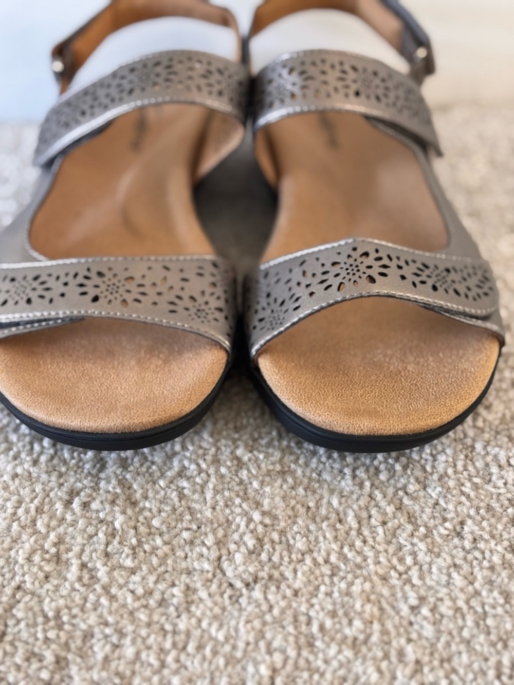 Trotters Romi Pewter Vegan Leather Sandals EUC 8.5 - Picture 11 of 11